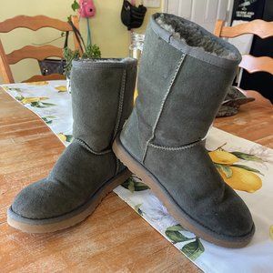 Ugg - Classic Short - Size 8 - Olive / Green